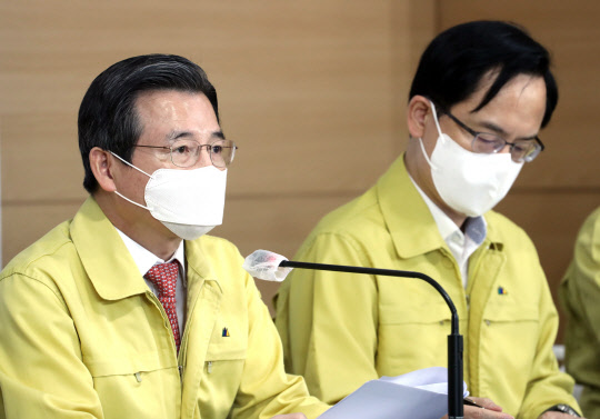 김용범 기획재정부 1차관(왼쪽)이 17일 오전 정부서울청사에서 열린 '제16차 비상경제 중앙대책본부 회의 정례 브리핑'에서 발언하고 있다. <연합뉴스>